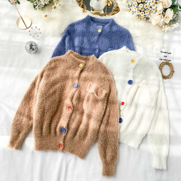 Vesta moderna de puf de dama cu nasturi colorati in trei culori