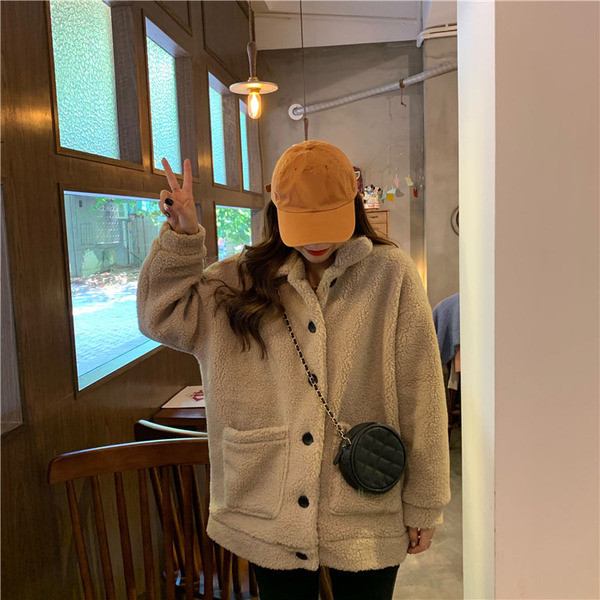 Modern női puha kabát széles modell bézs és fehér színben