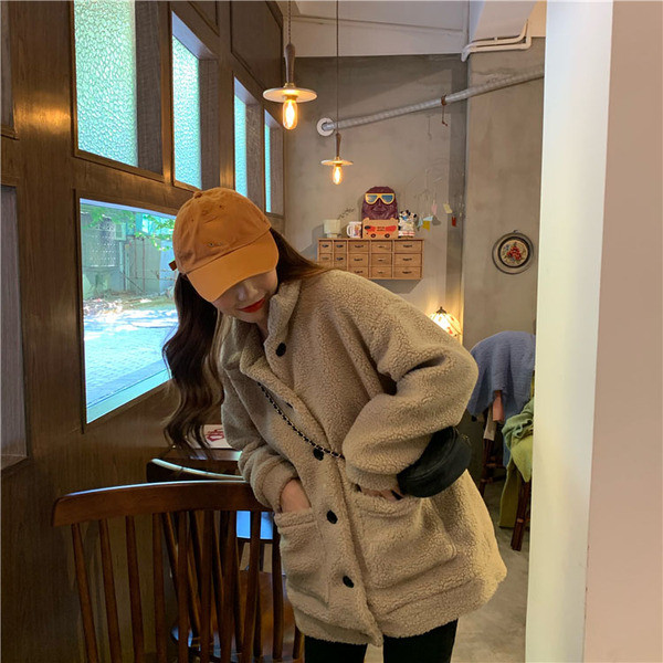 Modern női puha kabát széles modell bézs és fehér színben