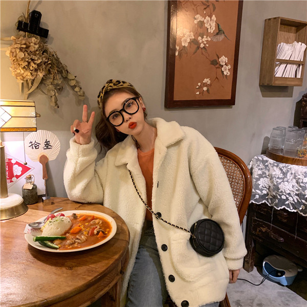 Modern női puha kabát széles modell bézs és fehér színben