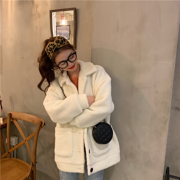 Modern női puha kabát széles modell bézs és fehér színben