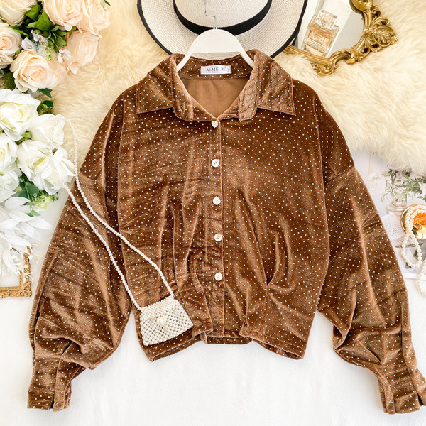 Cămașă de damă elegantă din catifea cu nasturi în maro și negru