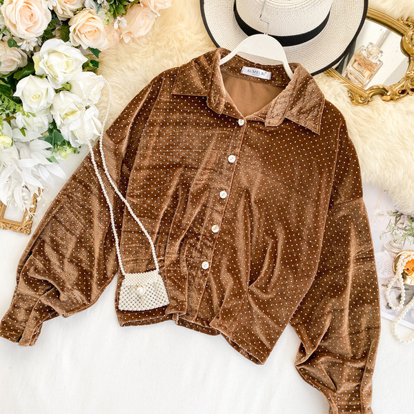 Cămașă de damă elegantă din catifea cu nasturi în maro și negru