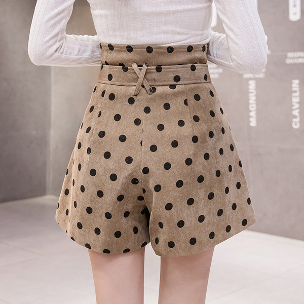 Model nou de pantaloni scurți de damă cu buline în alb și maro