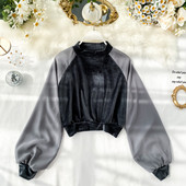 Modern női rövid blúz, hosszú, széles ujjal és kerek nyakkivágással