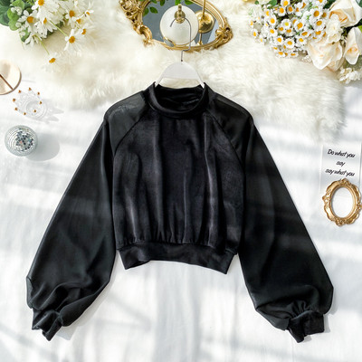 Modern női rövid blúz, hosszú, széles ujjal és kerek nyakkivágással