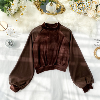 Modern női rövid blúz, hosszú, széles ujjal és kerek nyakkivágással