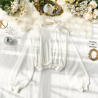 Modern női rövid blúz, hosszú, széles ujjal és kerek nyakkivágással