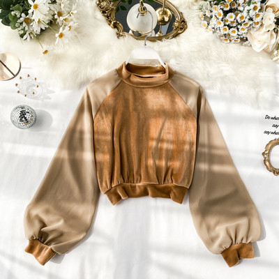 Modern női rövid blúz, hosszú, széles ujjal és kerek nyakkivágással