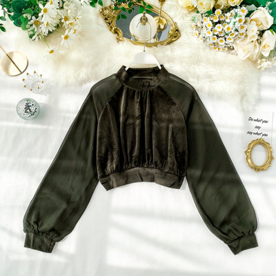 Modern női rövid blúz, hosszú, széles ujjal és kerek nyakkivágással