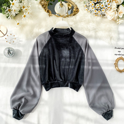 Modern női rövid blúz, hosszú, széles ujjal és kerek nyakkivágással