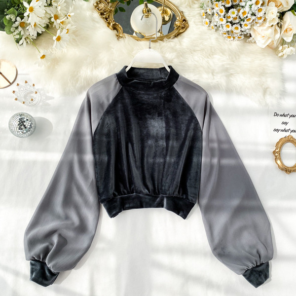 Modern női rövid blúz, hosszú, széles ujjal és kerek nyakkivágással