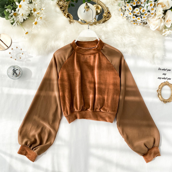 Modern női rövid blúz, hosszú, széles ujjal és kerek nyakkivágással