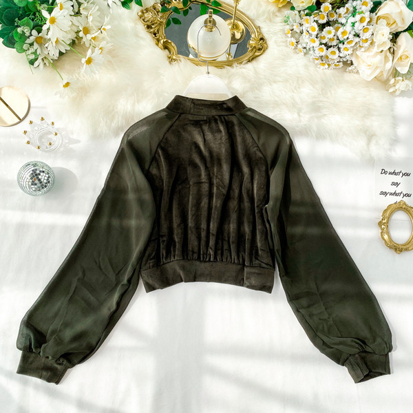 Modern női rövid blúz, hosszú, széles ujjal és kerek nyakkivágással