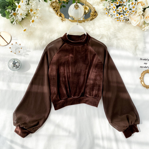 Modern női rövid blúz, hosszú, széles ujjal és kerek nyakkivágással