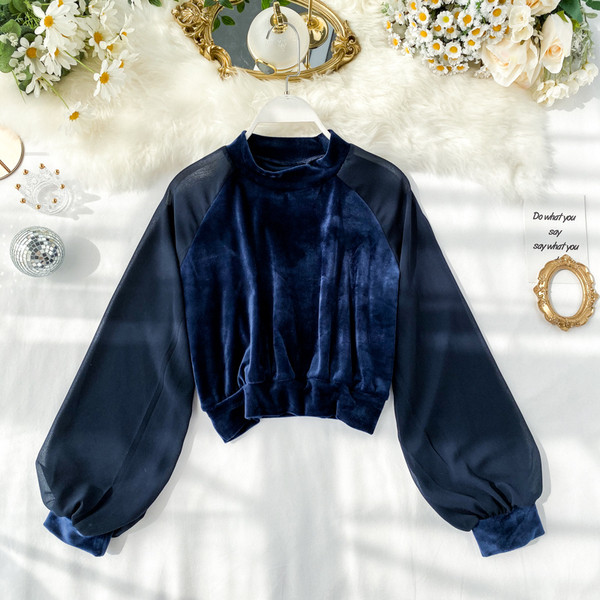 Modern női rövid blúz, hosszú, széles ujjal és kerek nyakkivágással