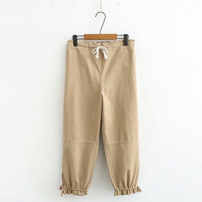 Divatos női nadrág barna és fekete nyakkendővel