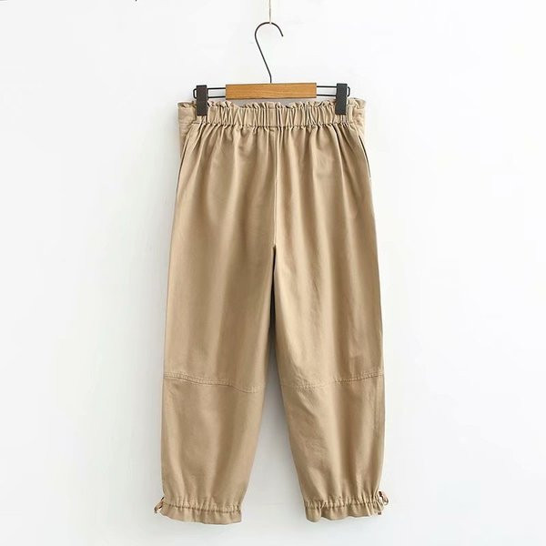 Divatos női nadrág barna és fekete nyakkendővel