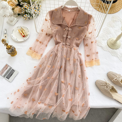 Női ruha tüll gallérral, barna színben