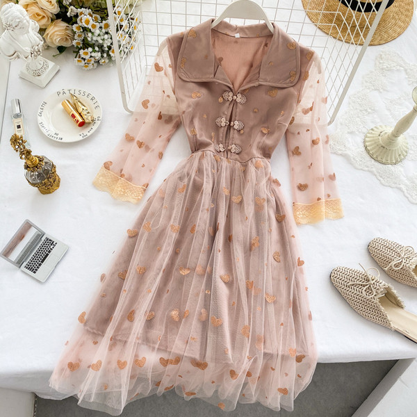 Női ruha tüll gallérral, barna színben