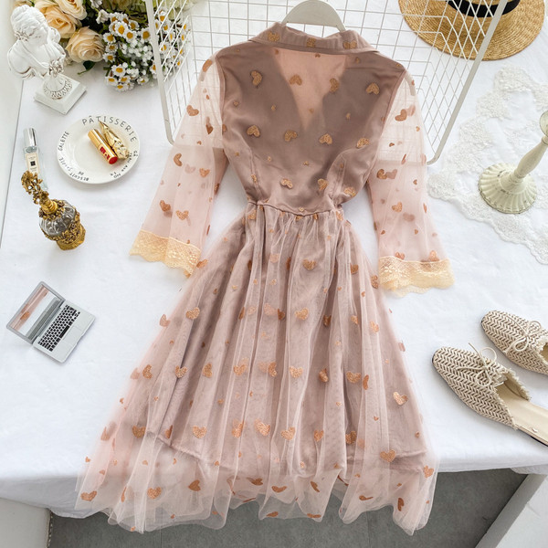 Női ruha tüll gallérral, barna színben