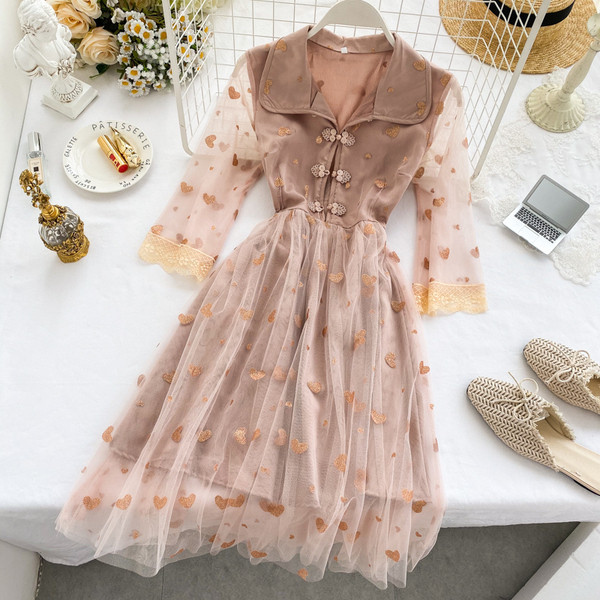 Női ruha tüll gallérral, barna színben