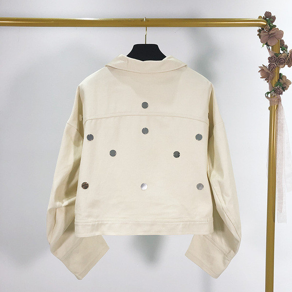 Rövid, fehér színű női kabát flitterekkel