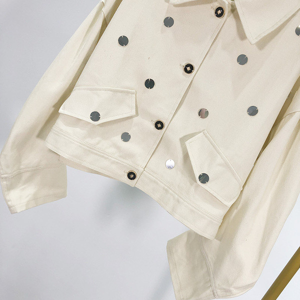 Rövid, fehér színű női kabát flitterekkel