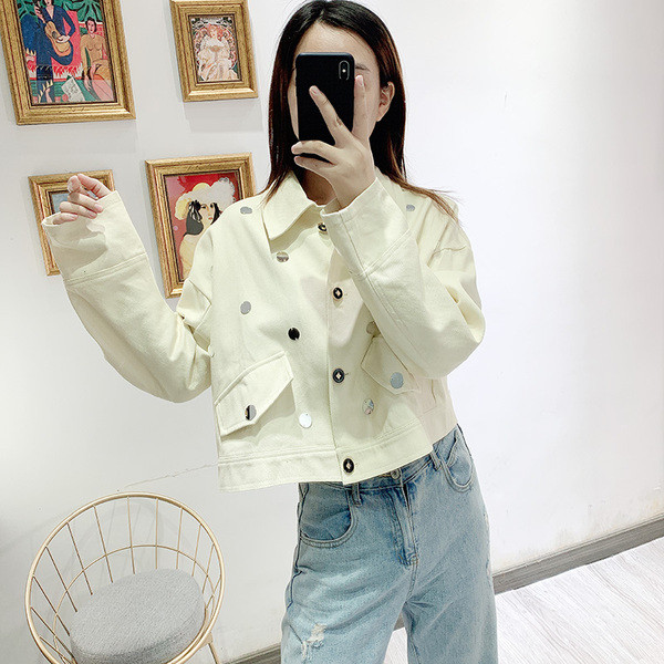 Rövid, fehér színű női kabát flitterekkel