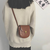 Geanta de dama cu inchizator metalic si maner lung in patru culori