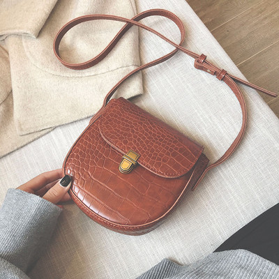 Geanta de dama cu inchizator metalic si maner lung in patru culori