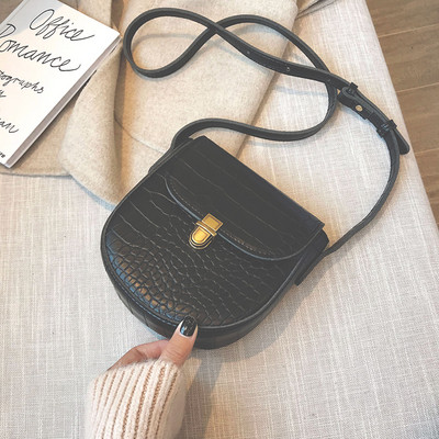 Geanta de dama cu inchizator metalic si maner lung in patru culori