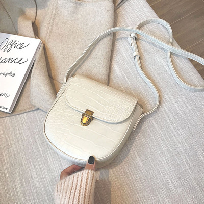 Geanta de dama cu inchizator metalic si maner lung in patru culori