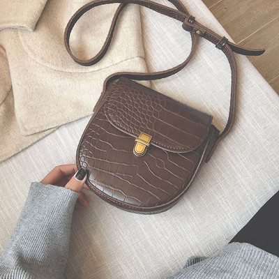 Geanta de dama cu inchizator metalic si maner lung in patru culori