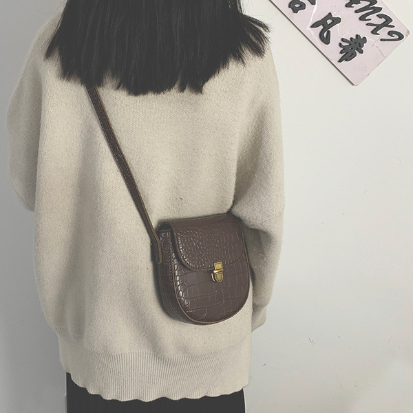 Geanta de dama cu inchizator metalic si maner lung in patru culori