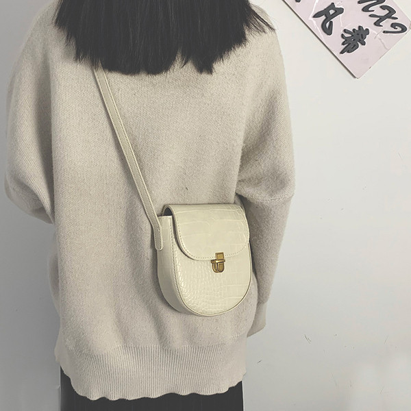 Geanta de dama cu inchizator metalic si maner lung in patru culori