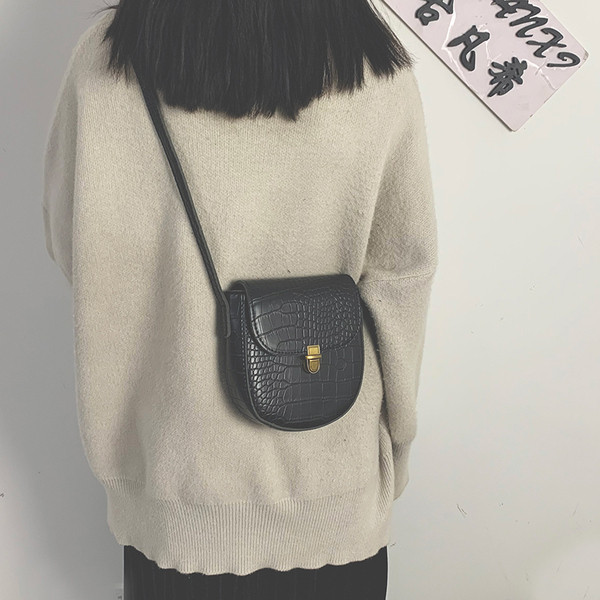 Geanta de dama cu inchizator metalic si maner lung in patru culori