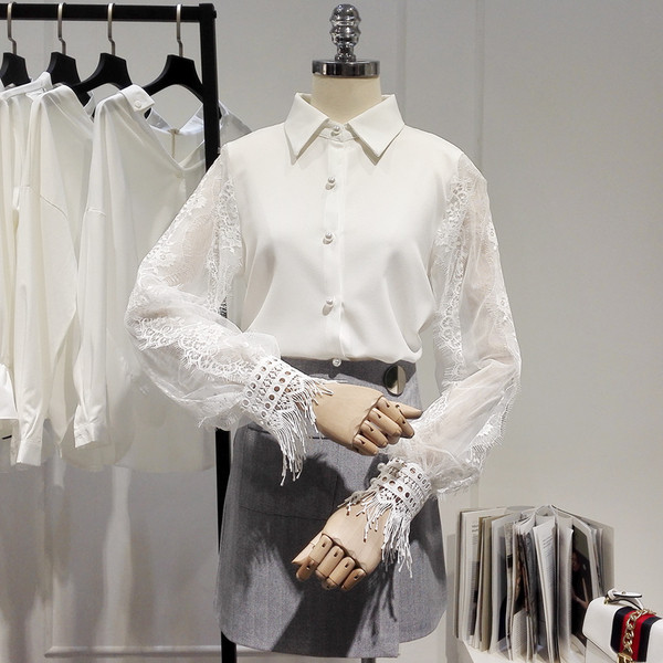 Cămașă elegantă de damă cu dantelă pe mâneci în culoarea albă