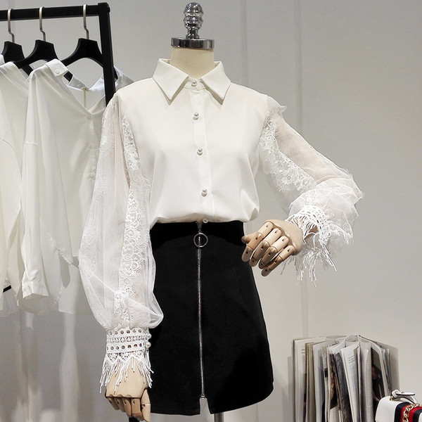 Cămașă elegantă de damă cu dantelă pe mâneci în culoarea albă