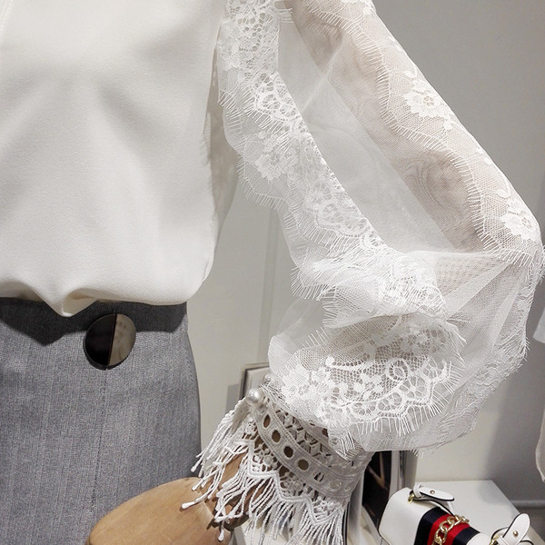 Cămașă elegantă de damă cu dantelă pe mâneci în culoarea albă