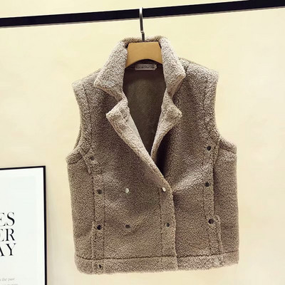 Modern női pehelymellény fehér és barna gombokkal