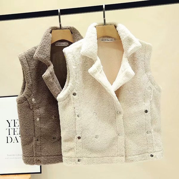 Modern női pehelymellény fehér és barna gombokkal