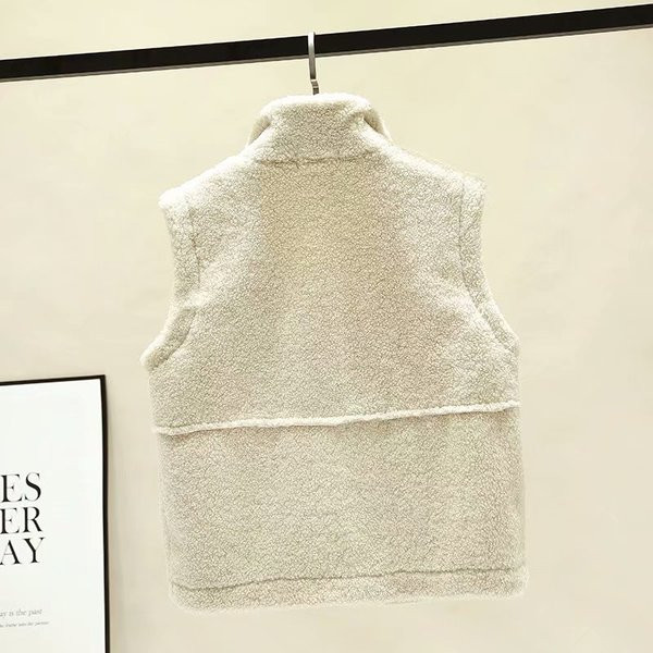 Modern női pehelymellény fehér és barna gombokkal