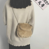 Geanta de dama moderna cu lant metalic si puf in patru culori