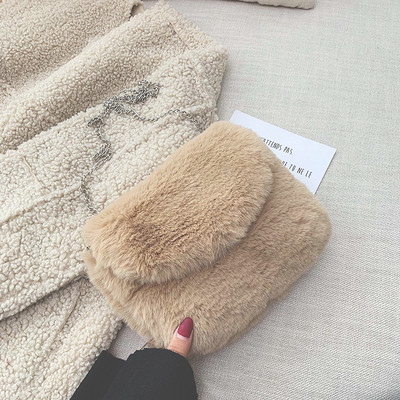 Geanta de dama moderna cu lant metalic si puf in patru culori