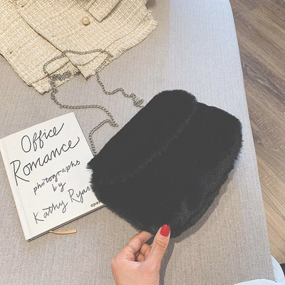 Geanta de dama moderna cu lant metalic si puf in patru culori