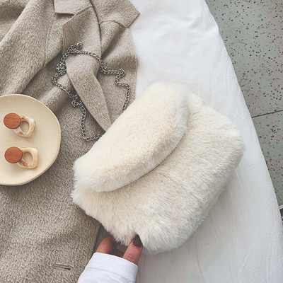 Geanta de dama moderna cu lant metalic si puf in patru culori