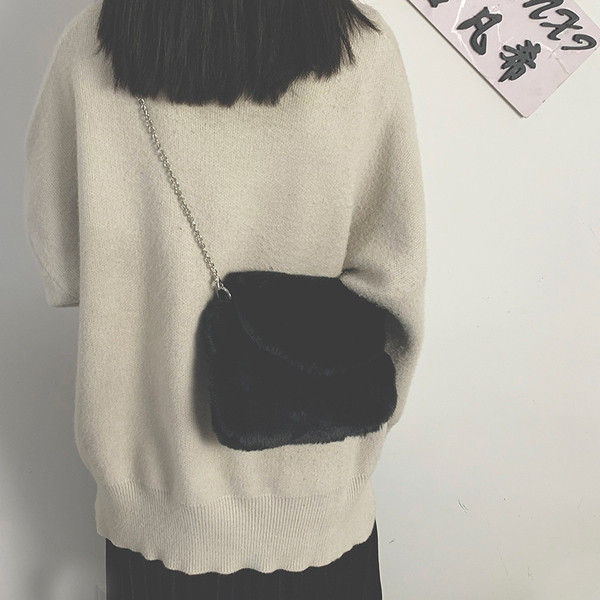 Geanta de dama moderna cu lant metalic si puf in patru culori