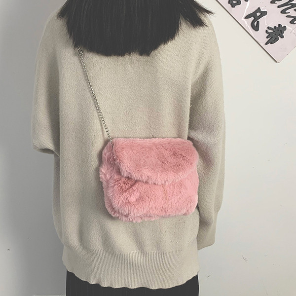 Geanta de dama moderna cu lant metalic si puf in patru culori