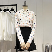 Μοντέρνο γυναικείο  λευκό πουκάμισο με έγχρωμες καρδιές